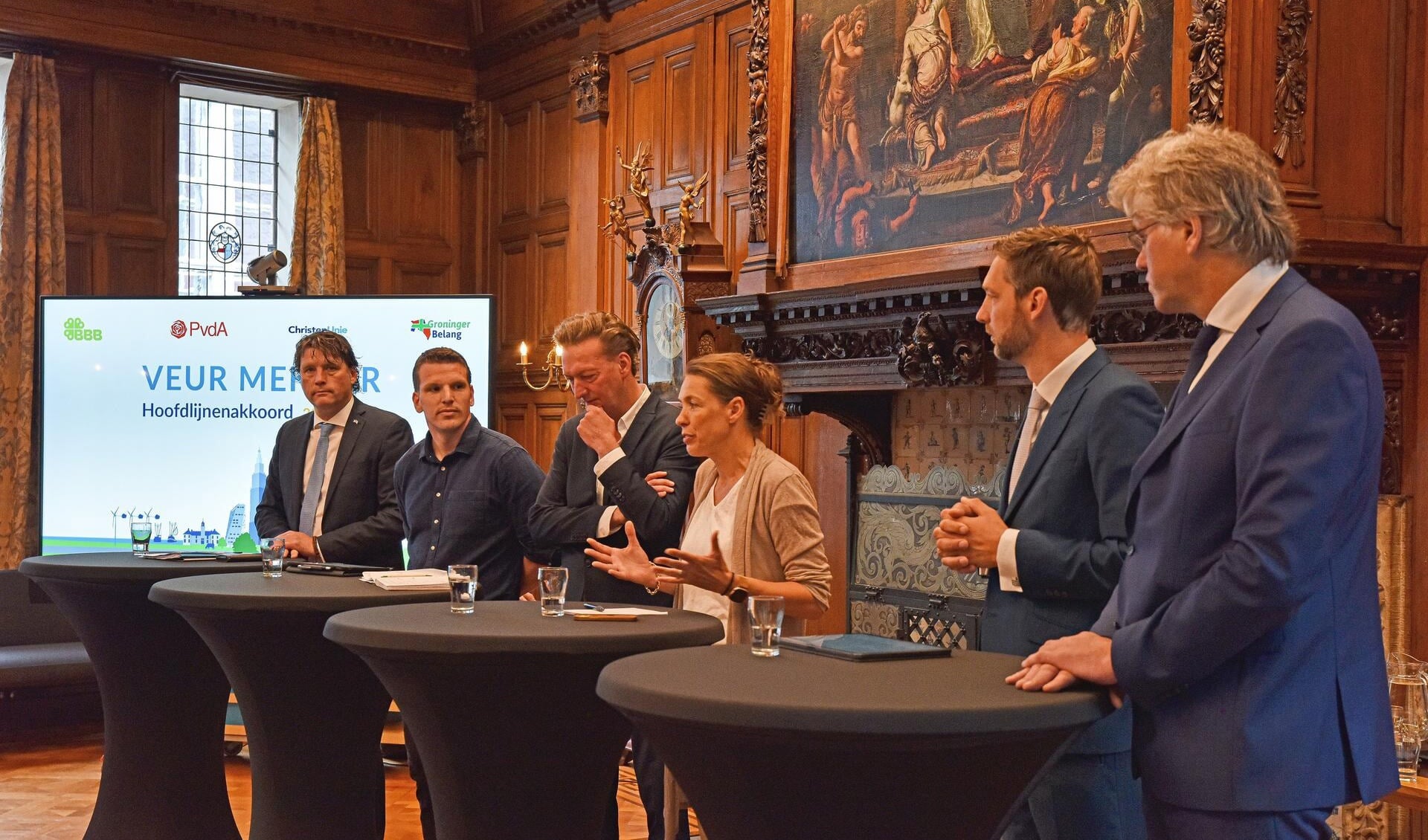 Het nieuwe provinciebestuur presenteert zich in het provinciehuis. (foto: provincie Groningen)