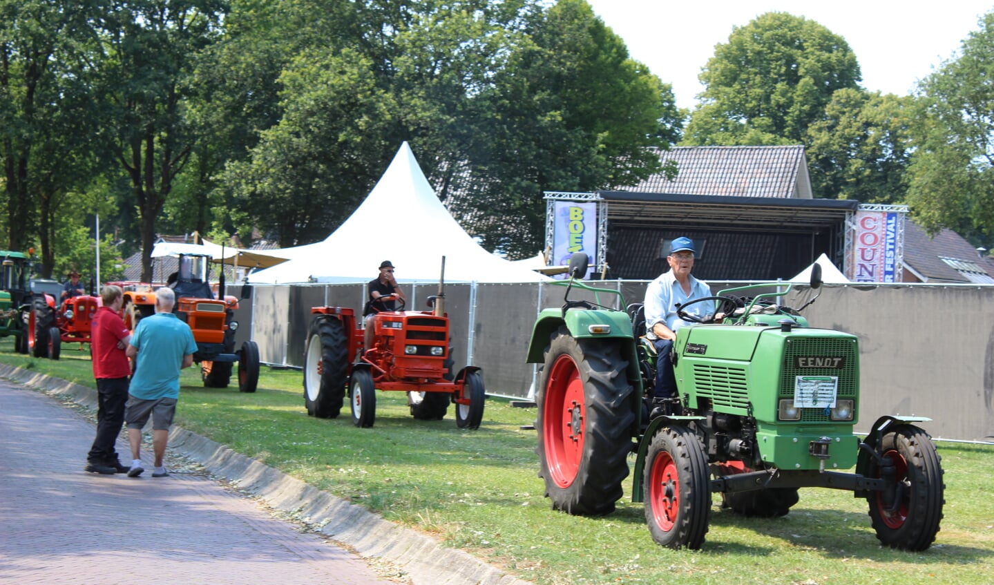 De oldtimertrekkers komen terug op de brink in Rolde.