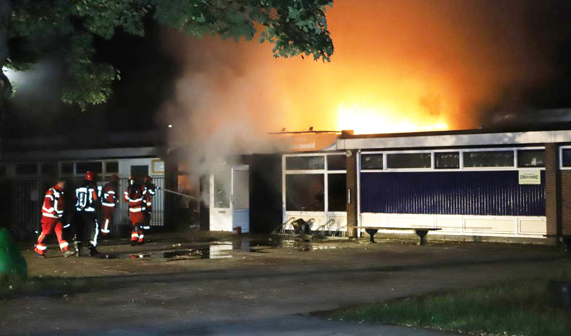 De vlammen komen uit het dak van buurtcentrum Maarswold. (foto: Persbureau Groningen)