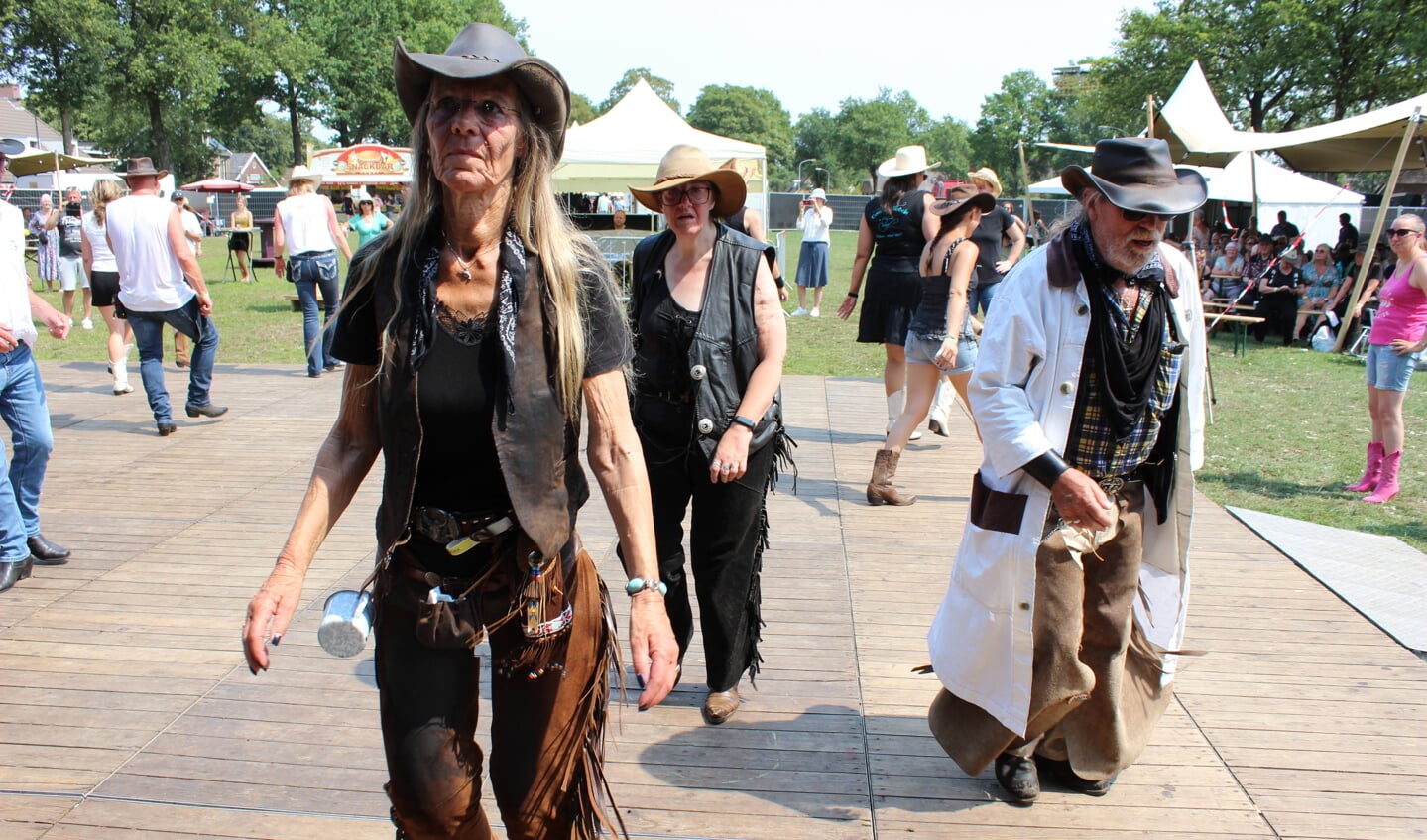 Linedancers op het Countryfestival in Rolde.