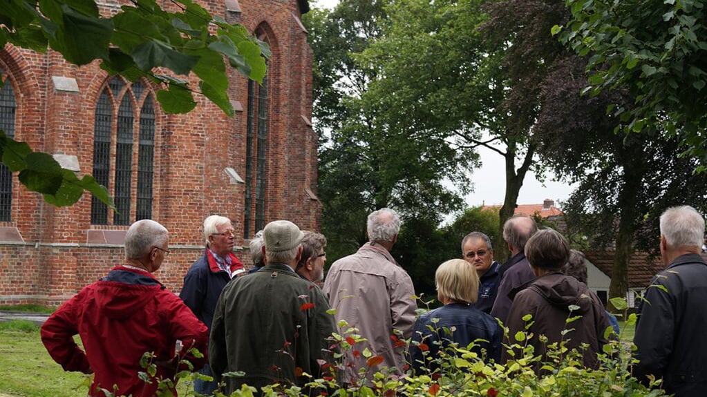 Belangstellenden bij een eerdere historische rondleiding door Loppersum.