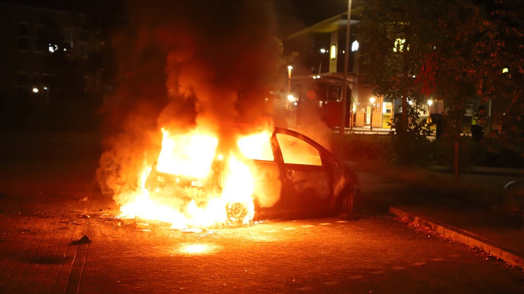 De auto's aan het Hoogveen werden verwoest door de brand. (foto: Persbureau Groningen)