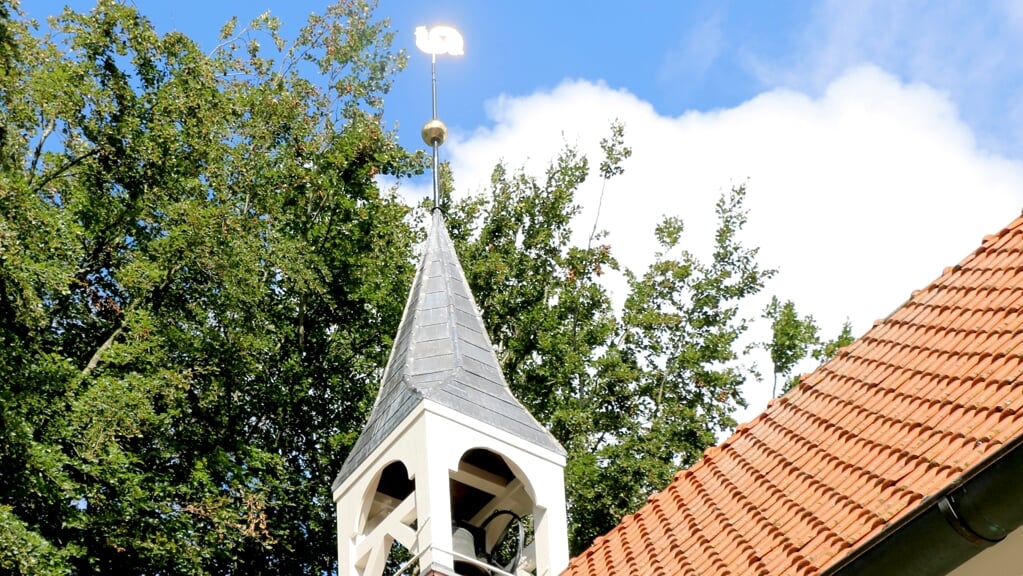 De gerenoveerde dakruiter met windhaan op de Julianakerk in Kolham. (foto: Heleen Feij-Berg)