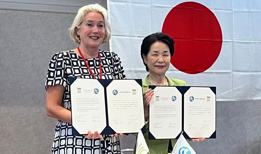 Annalies Usmany-Dallinga en burgemeester Ritsuko Fujii met de getekende overeenkomst.