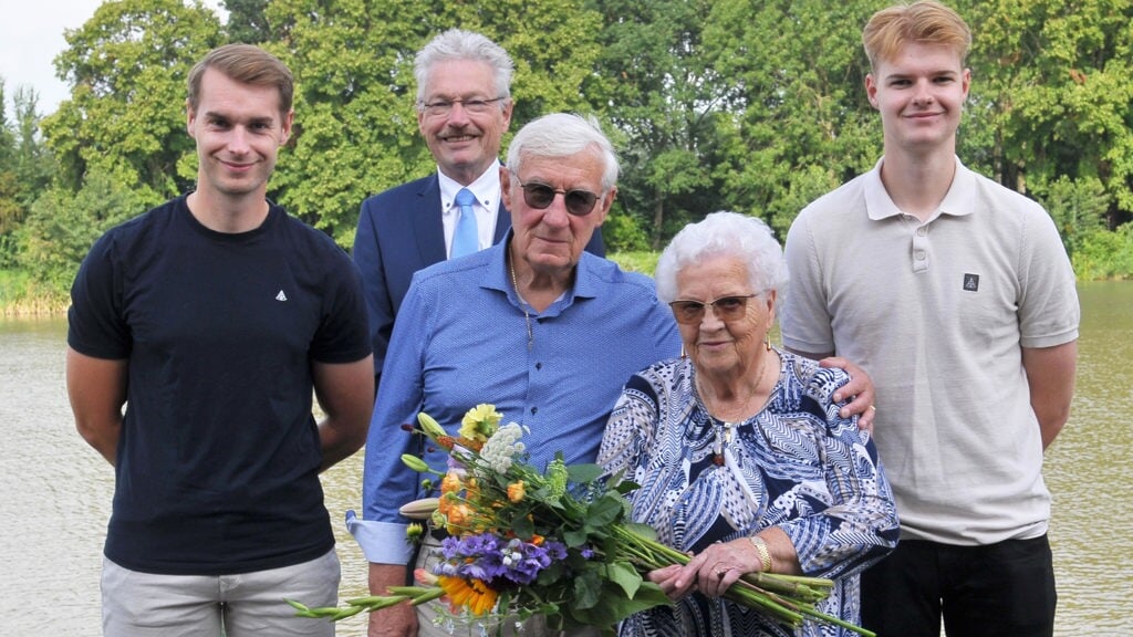 De heer en mevrouw Bakker samen met hun twee kleinzoons en Jan Menninga.