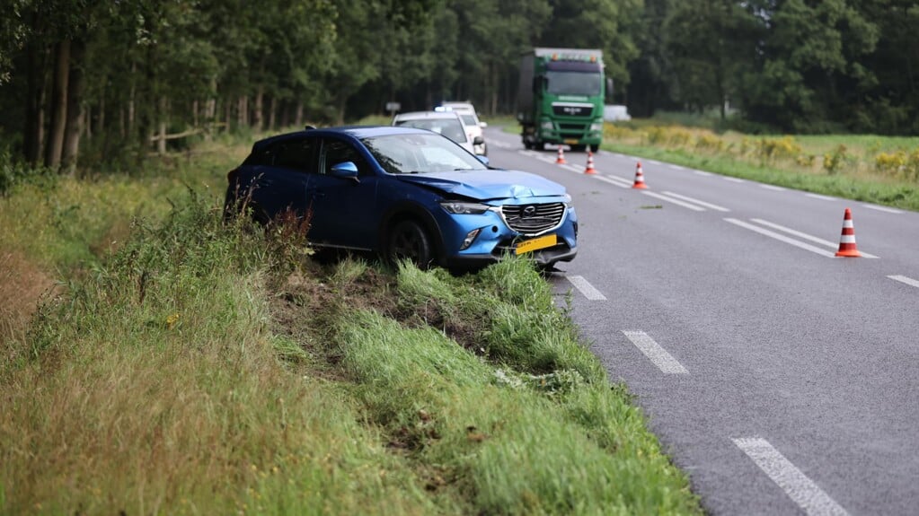 Beide voertuigen liepen schade door de botsing. (foto: Persbureau Drenthe)