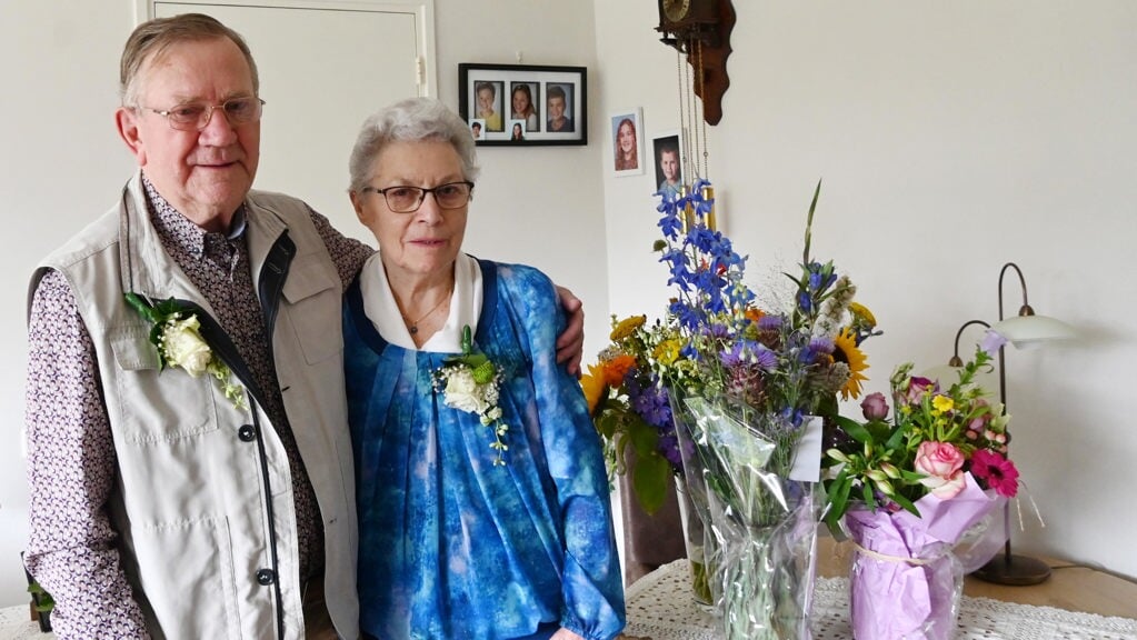 Gerrit en Jantje Meijberg uit Zuidlaren vieren vandaag het heugelijke feit dat ze 60 jaar getrouwd zijn. (foto: Persbureau Drenthe)