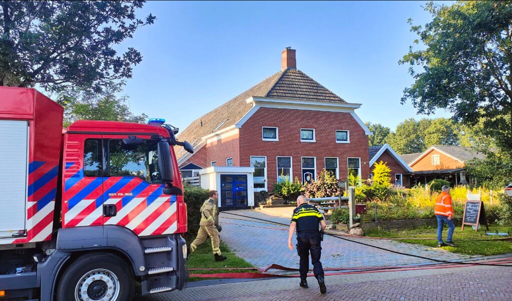 Brandweer en politie waren snel ter plaatse bij de boerderij in Gasteren. (foto: Persbureau Drenthe)