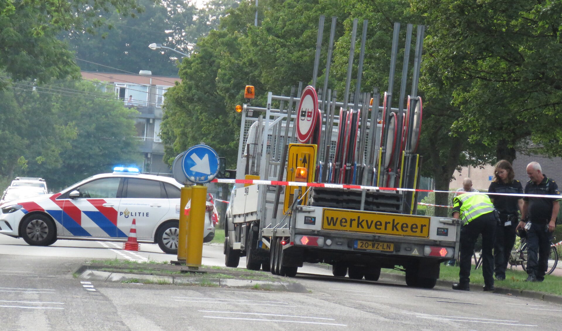 De politie doet onderzoek aan de vrachtwagencombinatie.