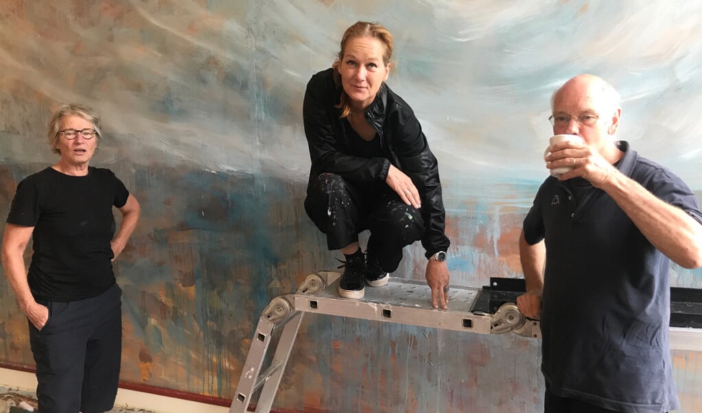Jitske Rinsma, Eske Koetje en Klaas Bil gaan werken aan twee schilderijen op 't Kleine Brinkje in Zuidlaren.