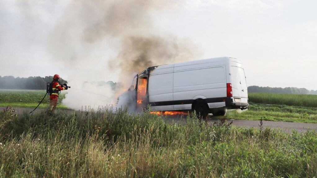 De brandweer kon de brand blussen, maar de bus was niet meer te redden. (foto: Persbureau Groningen)