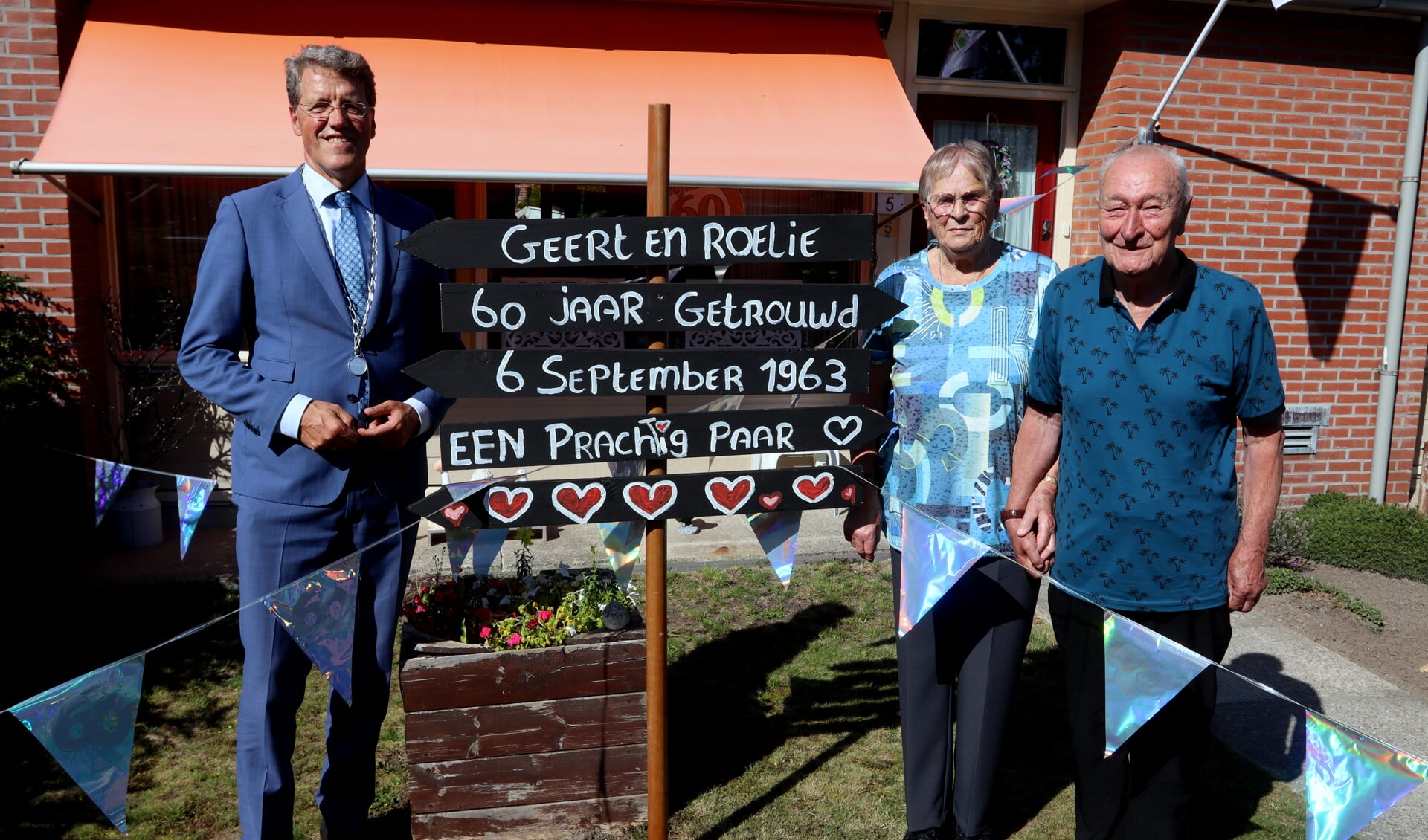 De familie Zinger kreeg burgemeester Eric van Oosterhout op de koffie. Foto: Bennie Wolbers.