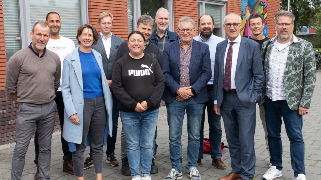 Het college van B en W samen met inwoners van Foxhol voor De Klabbe. (foto: Arie Piening)