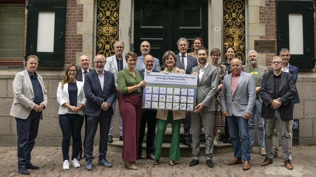 Bestuurders van provincies, gemeenten, waterschappen en waterbedrijven ondertekenen de Regionale Uitvoeringsagenda Klimaatadaptatie. (foto: provincie Groningen)
