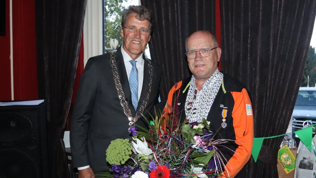Lid in de Orde van Oranje-Nassau Hendrik Lanjouw met burgemeester Eric van Oosterhout.
