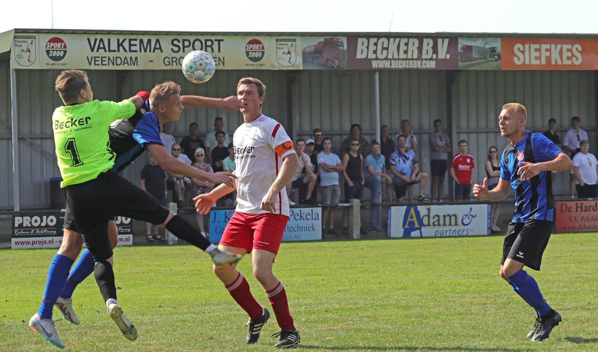 De goalie van Pekelder Boys treedt handelend op. Foto: Bert Woltjes.