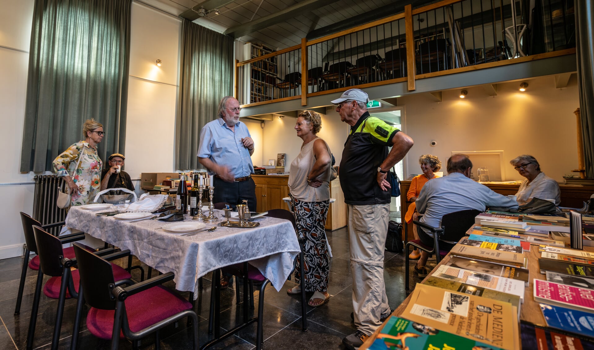 Bezoekers krijgen in de synagoge in Zuidlaren uitleg over de Sabbat-tafel. (foto: Liam Kuiper/LK Media) 