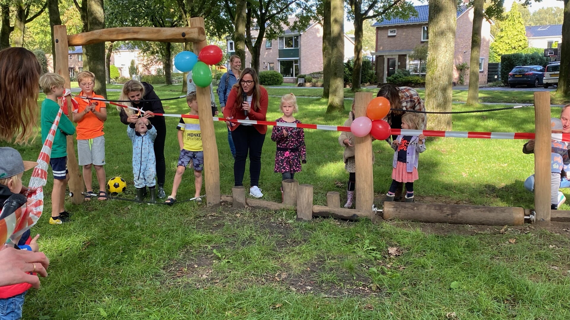 Wethouder Peters opent samen met de kinderen de nieuwe speeltuin in Zuidlaren.
