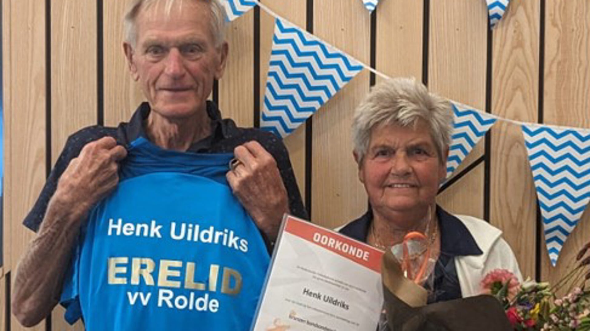 Henk Uildriks is benoemd tot erelid van volleybalvereniging Rolde. Hij werd samen met zijn vrouw Coby in het zonnetje gezet.
