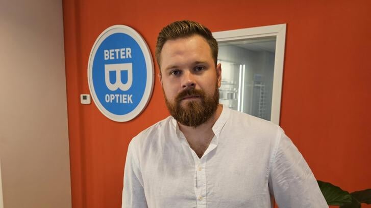 Bas Mulder in het nieuwe pand van Beteroptiek Appingedam.