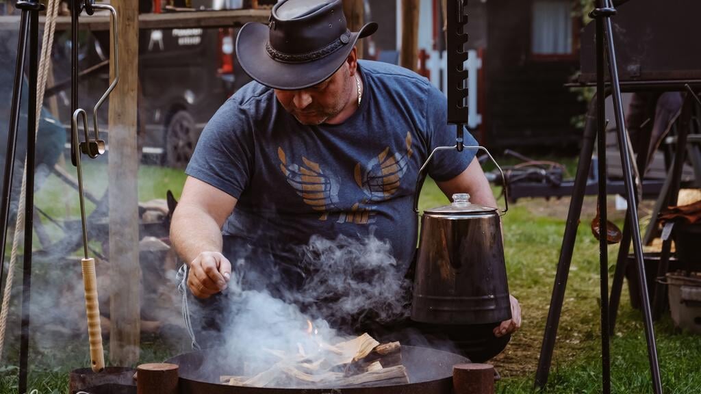 De bezoekers van het Northern Fires Outdoor Food Festival maken kennis met allerlei manier van buiten koken. (foto: Lique Fleur Photography)