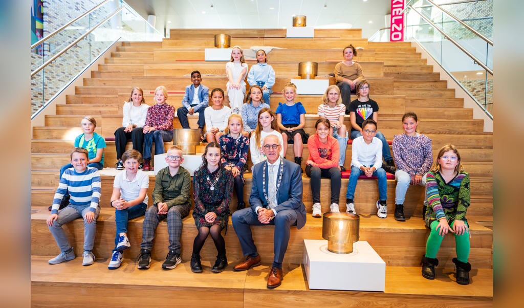 De nieuwe Raad van de Toekomst met op de voorgrond kinderburgemeester Belinay Babuscu en burgemeester Adriaan Hoogendoorn. (foto: gemeente Midden-Groningen/Venema Media)