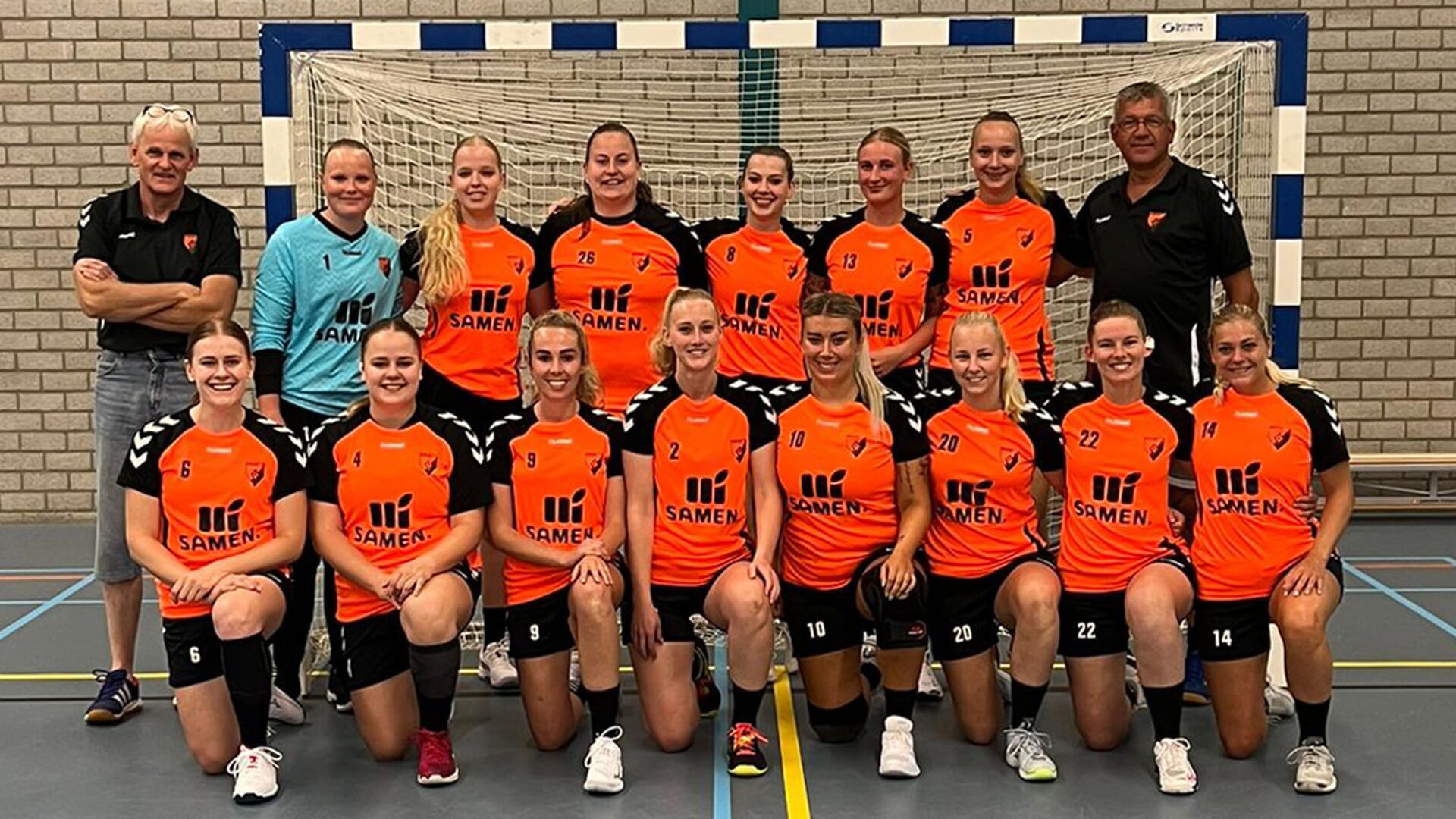 De handbalsters van Aeolus met trainer René Zuidema en leider Eddy van der Laan.