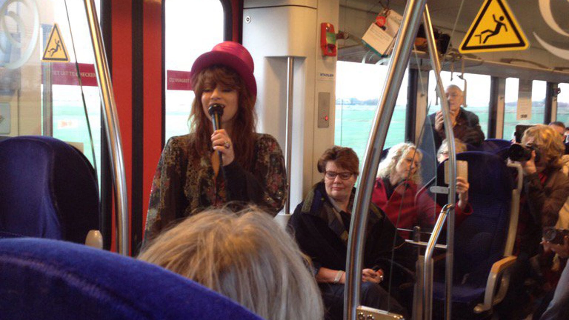 Ellen ten Damme zingt in de trein van Loppersum, acht jaar geleden rond de presentatie van de eerste kalender.