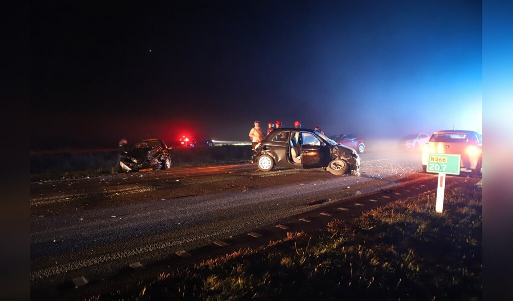 De auto's liepen flinke schade op, één persoon werd naar het ziekenhuis gebracht. (foto: Persbureau Groningen)