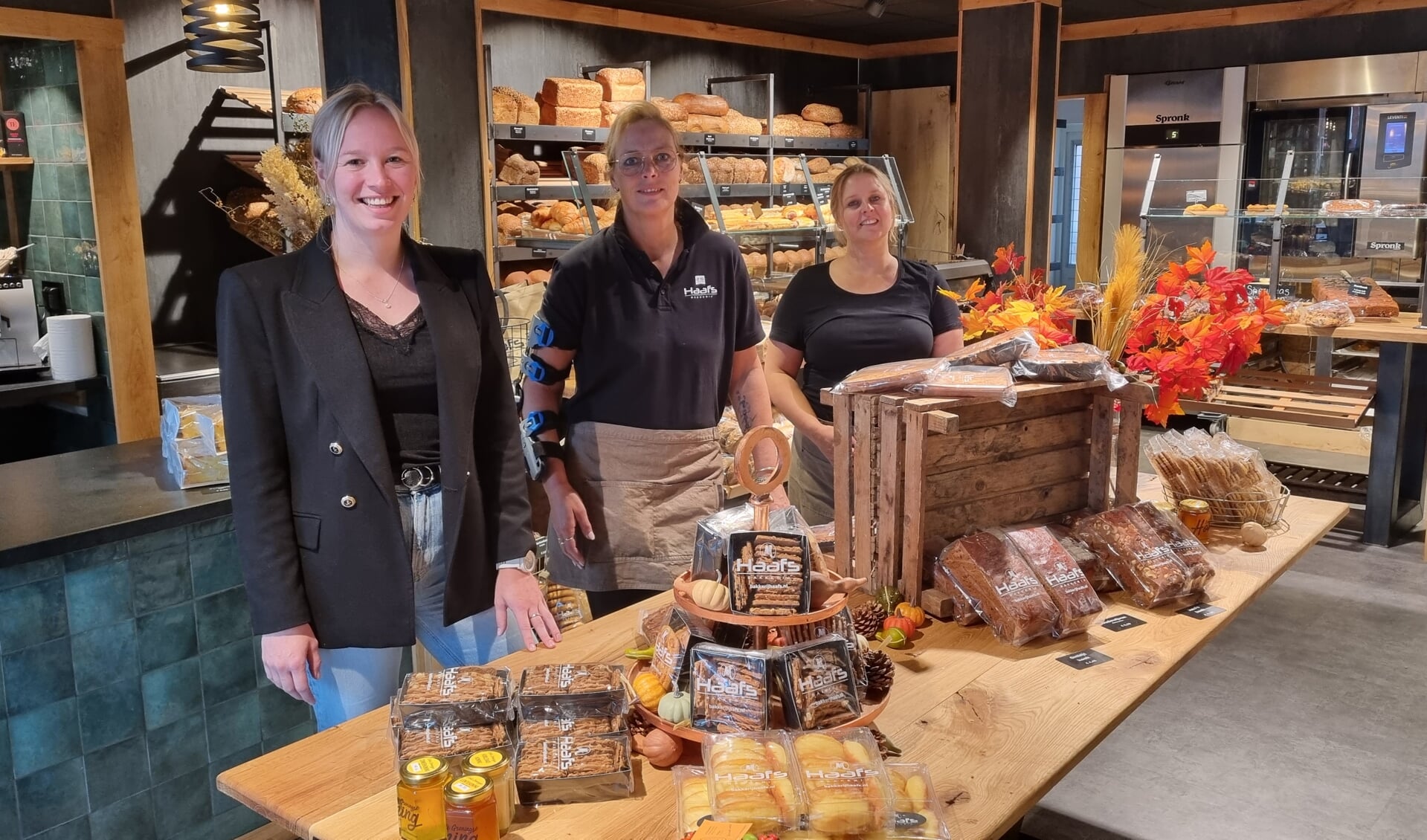 Amber Haafs, Natasja Nieborg en Jantien Weber in de nieuw geopende bakkerij in Zuidlaren. 