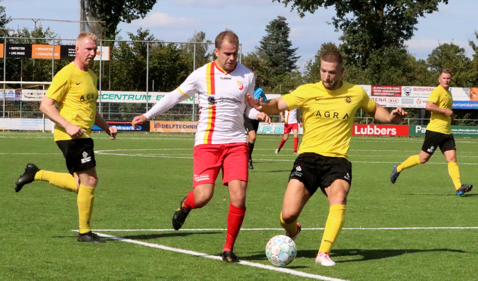 Terwijl René Wolbers links toekijkt, probeert Twan Berends de aanval van Pelle de Vries van Sc Erica af te stoppen. (foto Bennie Wolbers)