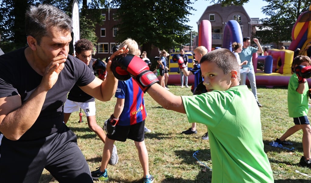 Op het beleef- en beweegfestival kon de jeugd kennismaken met diverse sporten. (foto: Persbureau Drenthe/Herman van Oost)