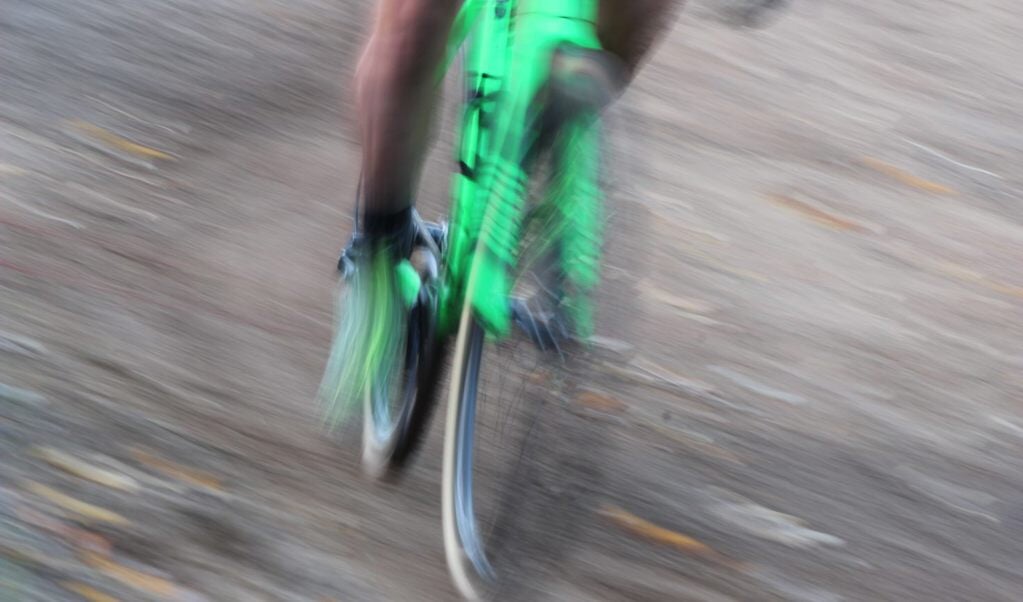 Een voorbeeld van een foto van wielrennen met beweging door een lange sluitertijd. 