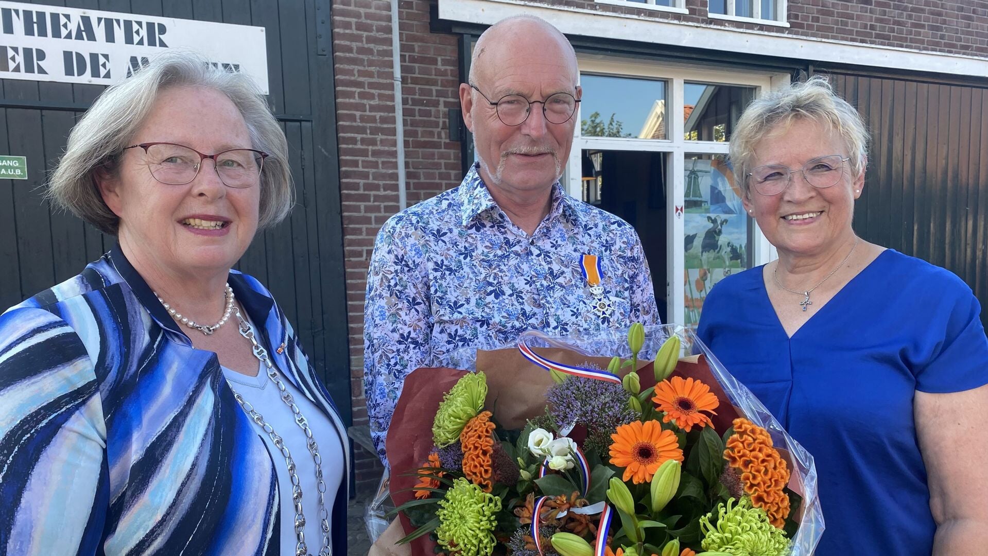 Rolf Wassens wordt geflankeerd door zijn vrouw en burgemeester Korthuis. .