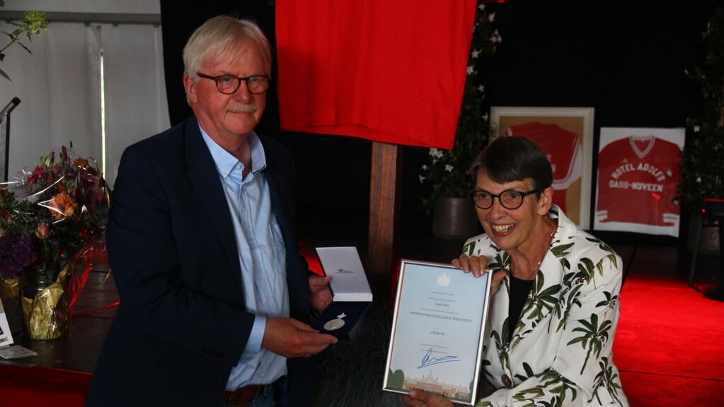 Voorzitter Piet Wolters van vv Gasselterniveen heeft de Koninklijke erepenning gekregen van CdK Jetta Klijnsma.