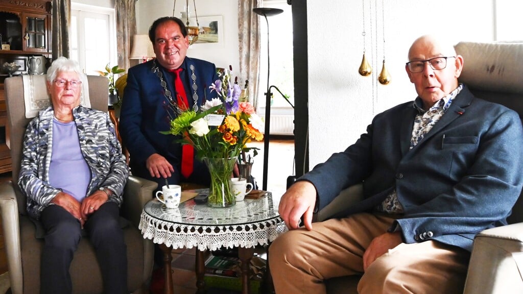 Burgemeester Thijsen bracht vanmiddag een bezoek aan Jaantje en Gerard Kievit uit Tynaarlo. (foto: Persbureau Drenthe)