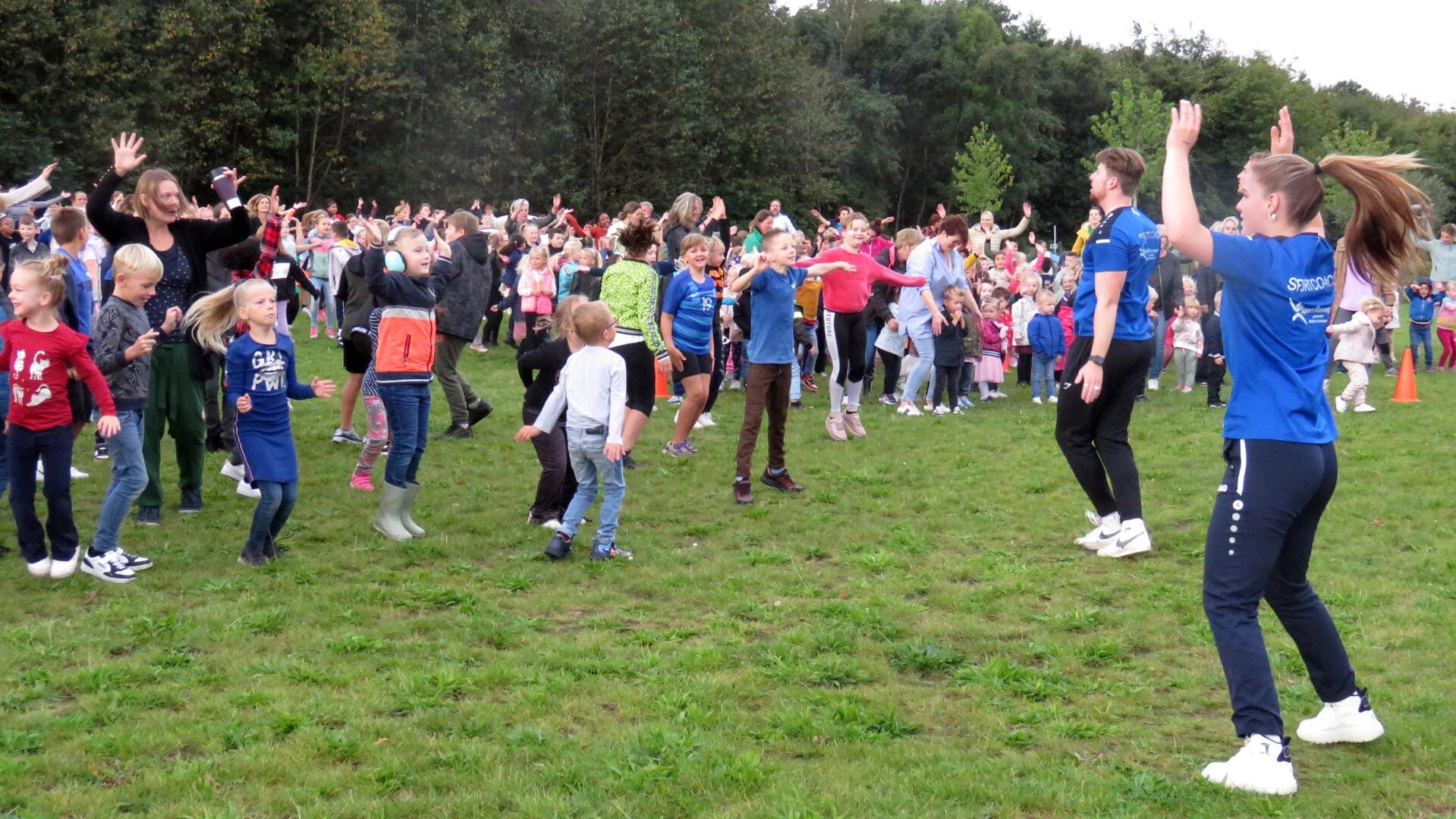 Onder leiding van de buurtsportcoaches krijgen de leerlingen een warming-up als een goed begin van de (school)dag.