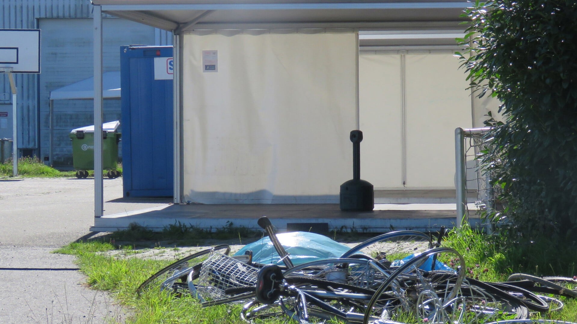 Lege ruimtes in en rond de Eurohal in Zuidbroek. Een hoop oude fietsen herinneren nog aan de gebruikers.