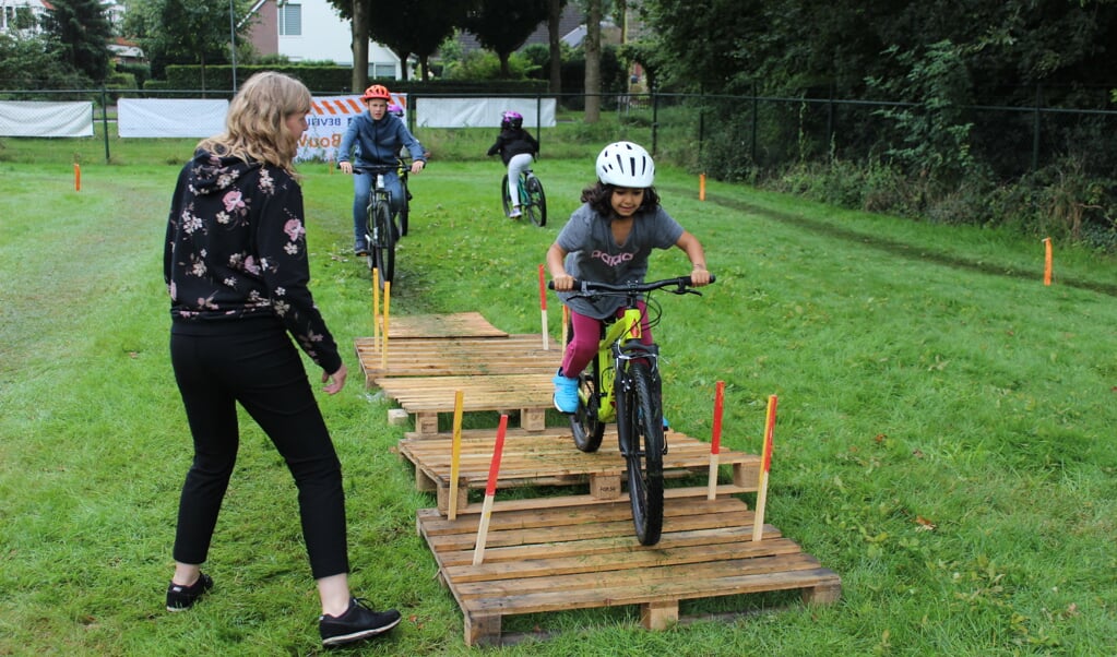 TFC Gieten had een parkoers uitgezet die de kinderen met de mountainbike konden rijden. 
