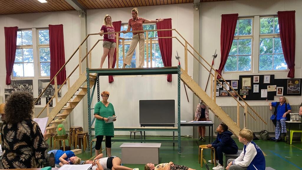 Er wordt al volop gerepeteerd om in november een mooie voorstelling op de planken te brengen in Theater Geert Teis. (eigen foto)