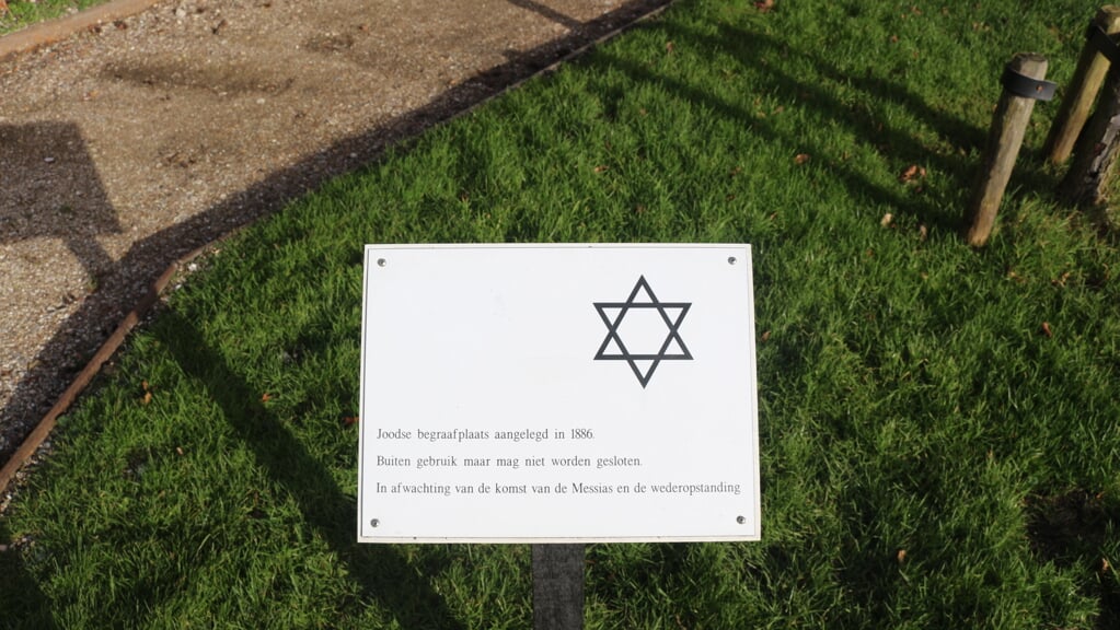 De plaquette bij de Joodse begraafplaats in Loppersum. Foto: Stoffer Reiffers.