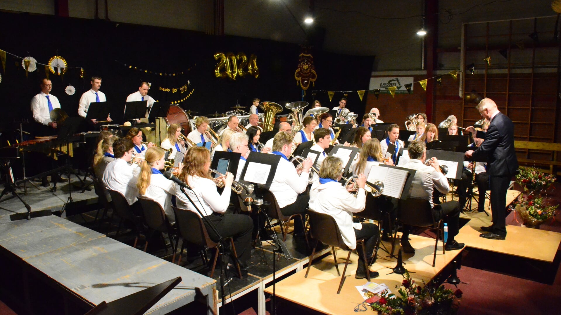 Het A-orkest van Crescendo tijdens het jubileumconcert ter ere van het 100-jarig bestaan. 