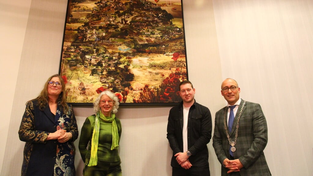 Sonja de Ridder, Annelies Neuteboom, Maik Panneman en burgemeester Hiemstra bij het nieuwe kunstwerk. 