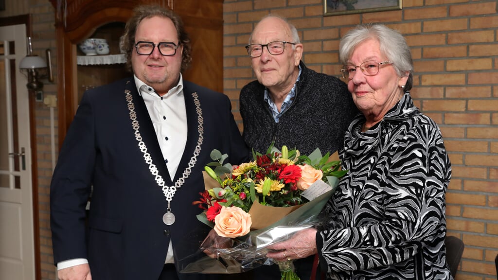 Het jubilerende echtpaar met burgemeester Jaap Kuin. Foto: Bert Woltjes. 