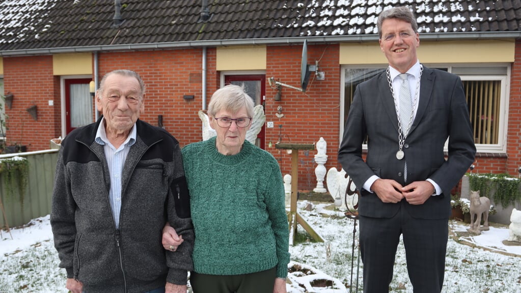 De familie Harms kreeg onder anderen bezoek van burgemeester Eric van Oosterhout. Foto: Bennie Wolbers.