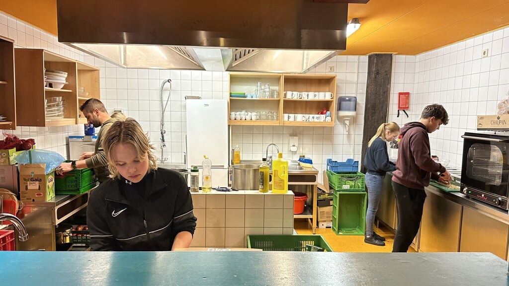 De deelnemers bereiden de lunch voor in de keuken van de Blauwestadhoeve. (foto: Kwartier Zorg & Welzijn)