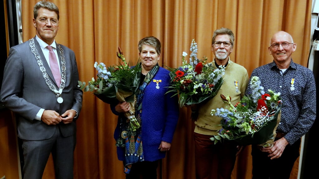 Burgemeester Eric van Oosterhout met de drie gedecoreerden. Foto: Bennie Wolbers.