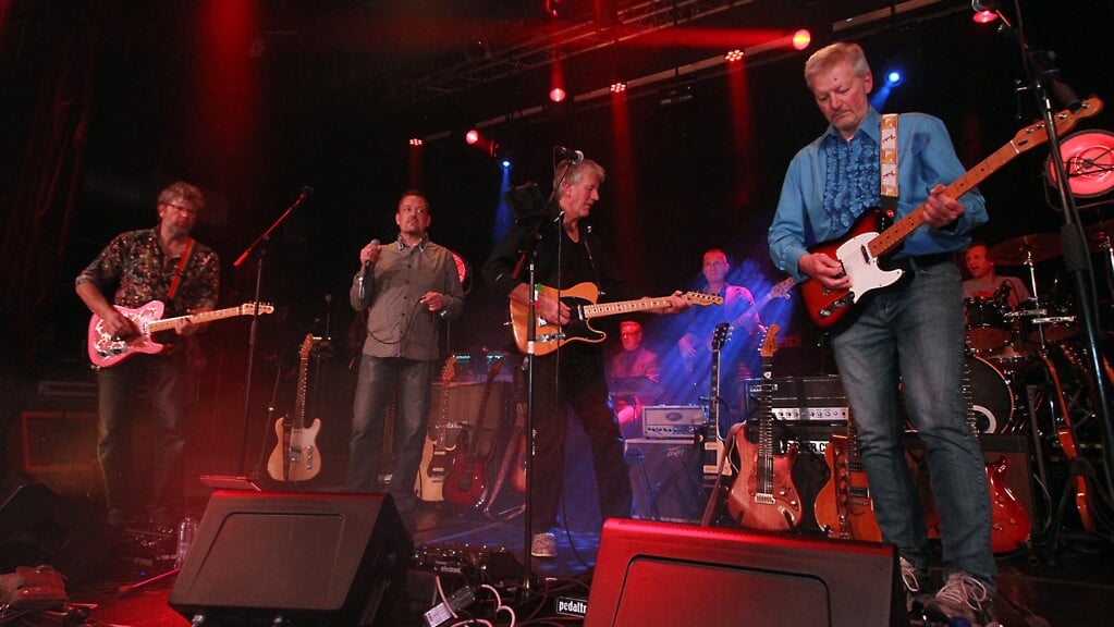 De deelnemende muzikanten aan Night of the Guitars trakteerde het publiek op stevige nummers. Foto: Henk Drenth. 