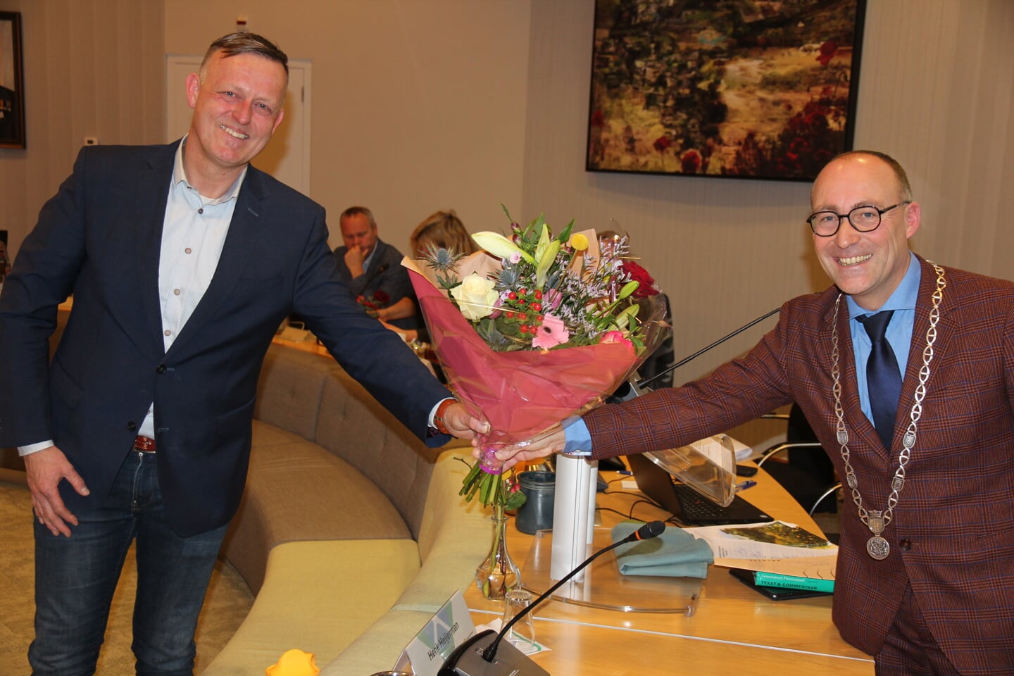 Roel-Poppe Lubbers wordt gefeliciteerd door burgemeester Anno Wietze Hiemstra met zijn nieuwe functie als raadslid.  