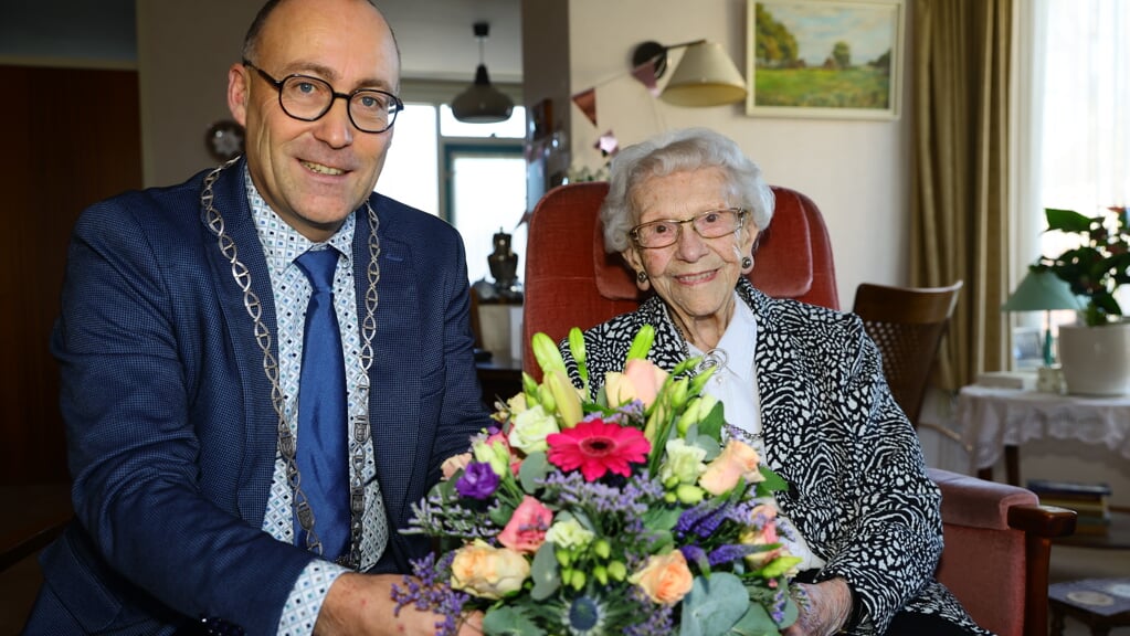 Burgemeester Anno Wietze Hiemstra kwam de 102-jarige Hennie Stevenhagen-Moek felicteren met haar verjaardag. 